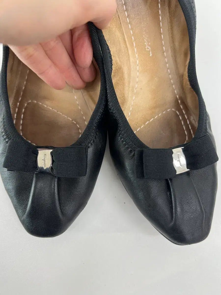フェラガモ リー リボン ブラック フラットシューズ