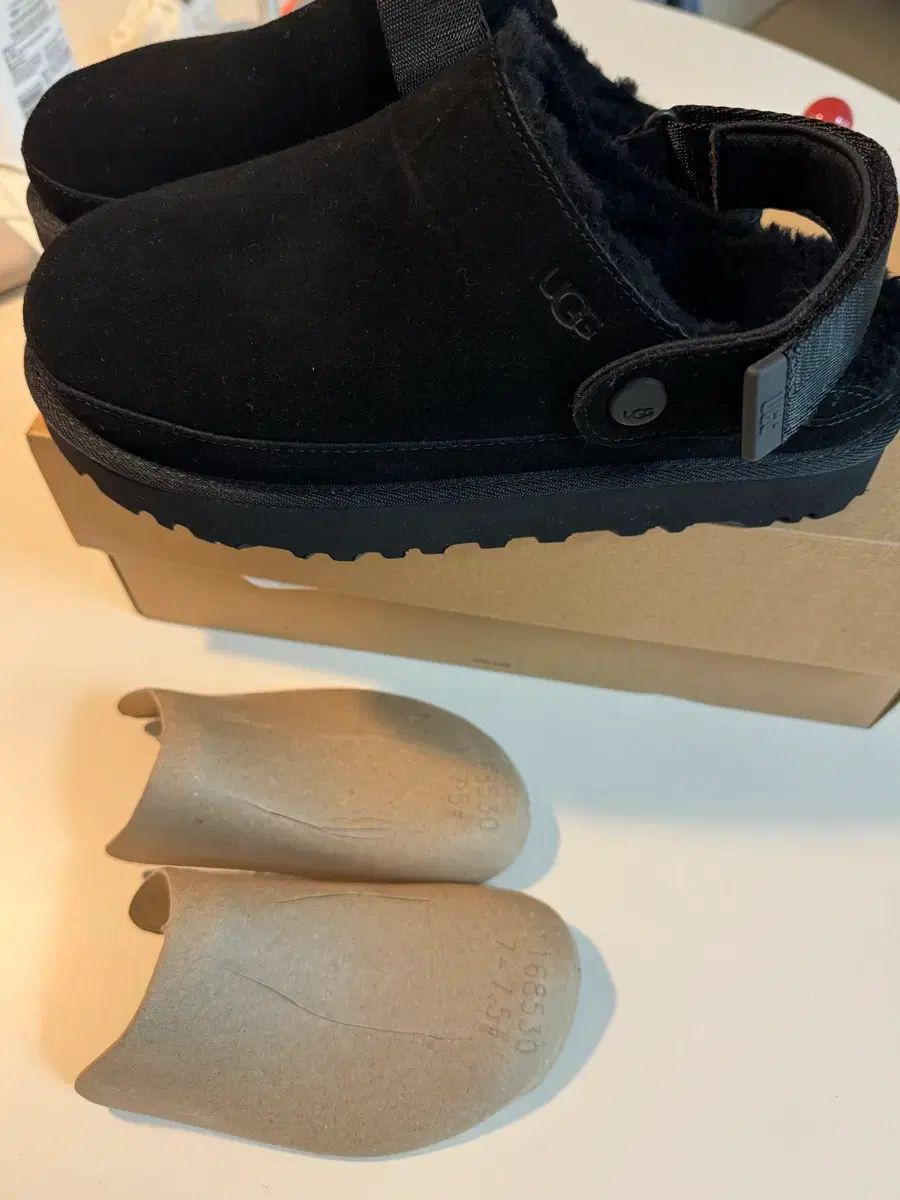 アグ ゴールデンスター クロッグ ファー ブラック