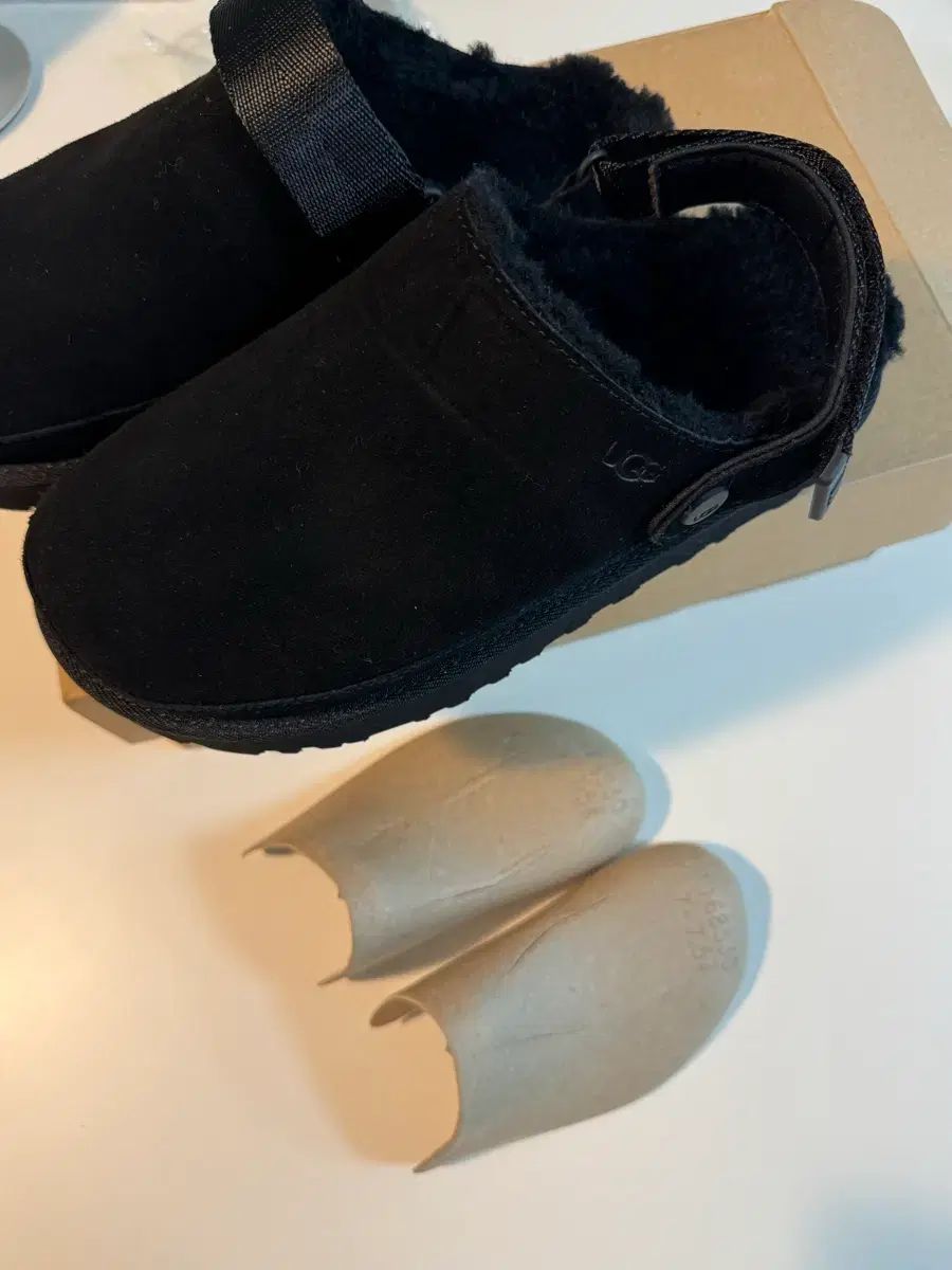  アグ ゴールデンスター クロッグ ファー ブラック その他 ブーツ