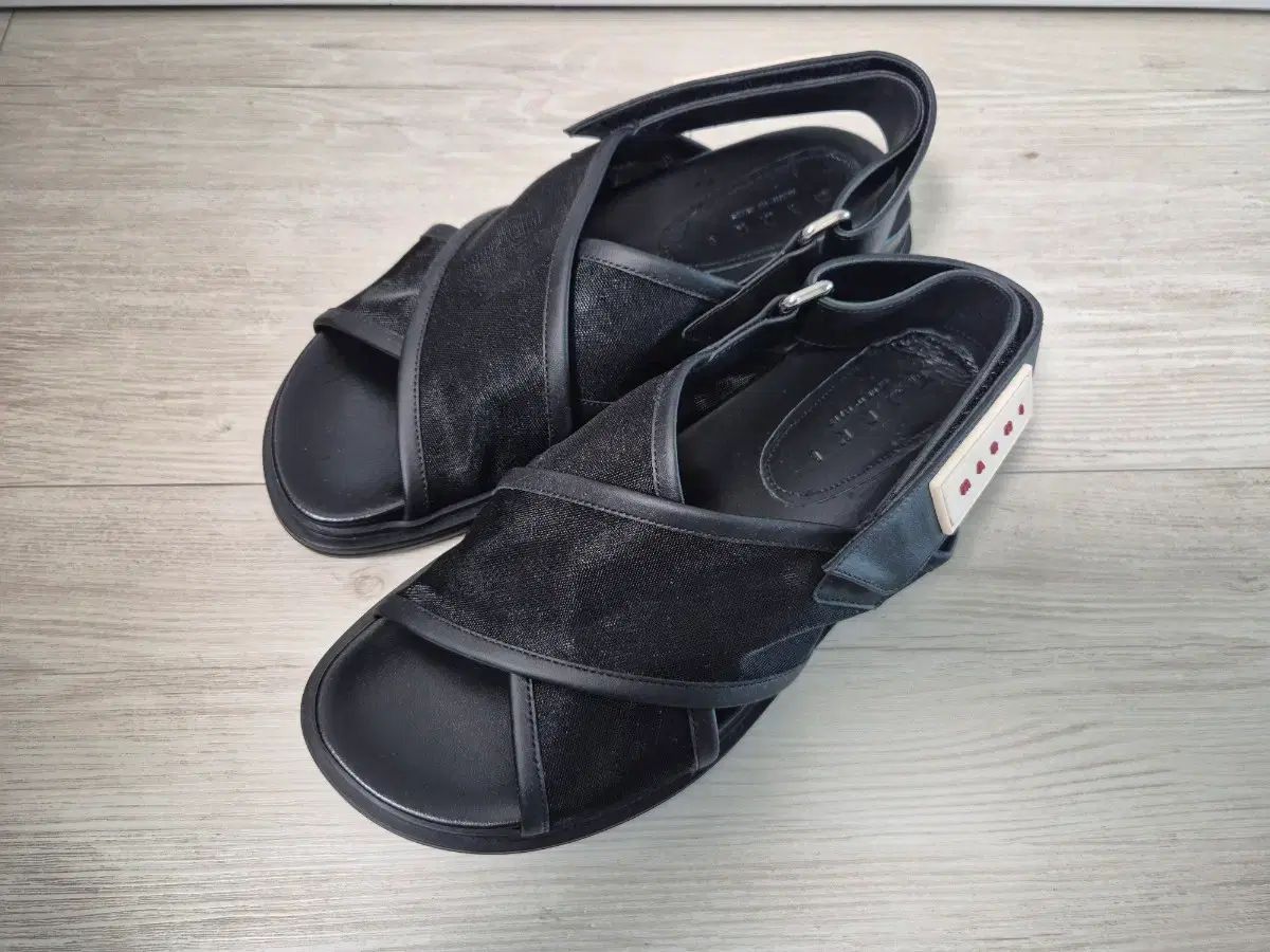 マルニ ブラック クロス ストラップ サンダル 240 245
