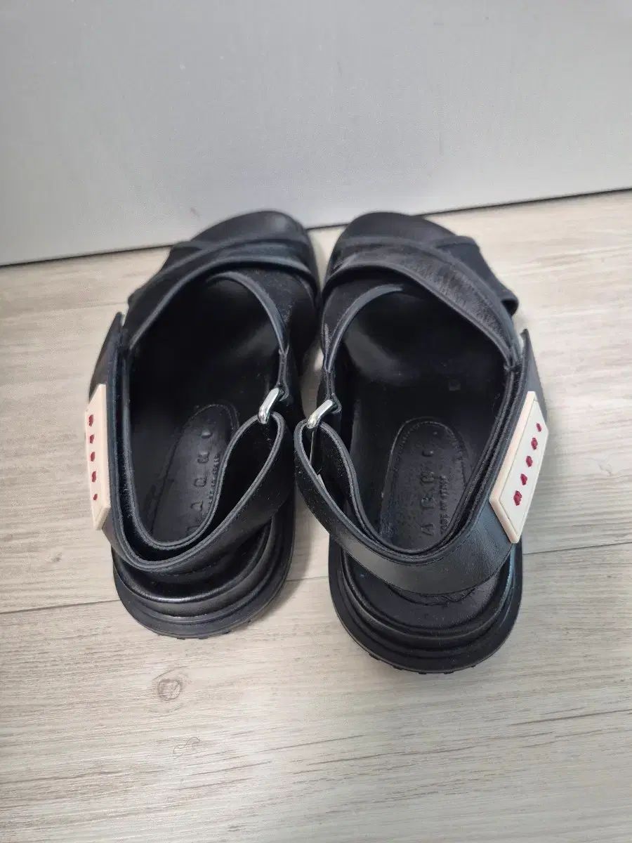  マルニ ブラック クロス ストラップ サンダル 240 245 サンダル サンダル ミュール