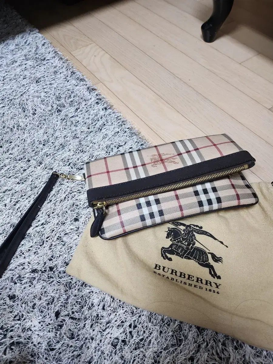 バーバリー クラシック チェック クラッチバッグ
