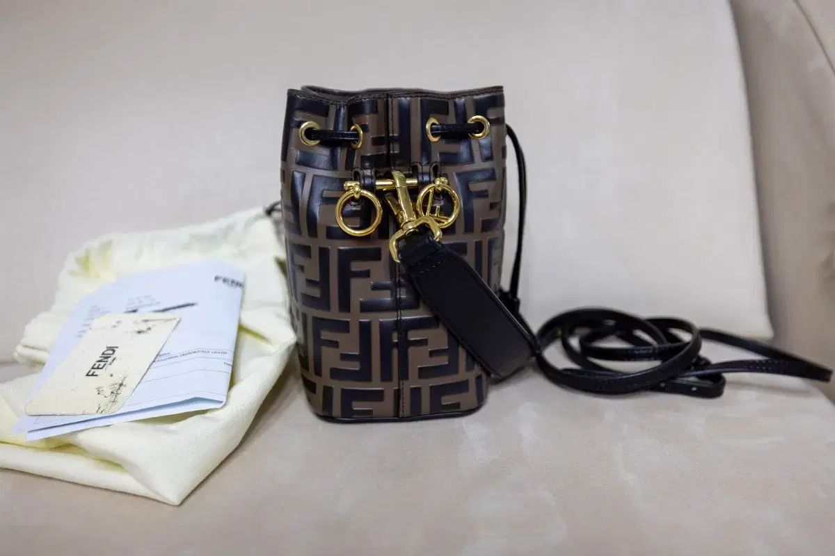 FENDI フェンディ モントレゾール FFバケットバッグ