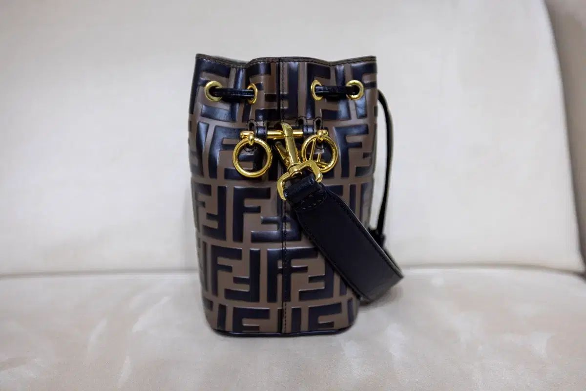 FENDI フェンディ モントレゾール FFバケットバッグ