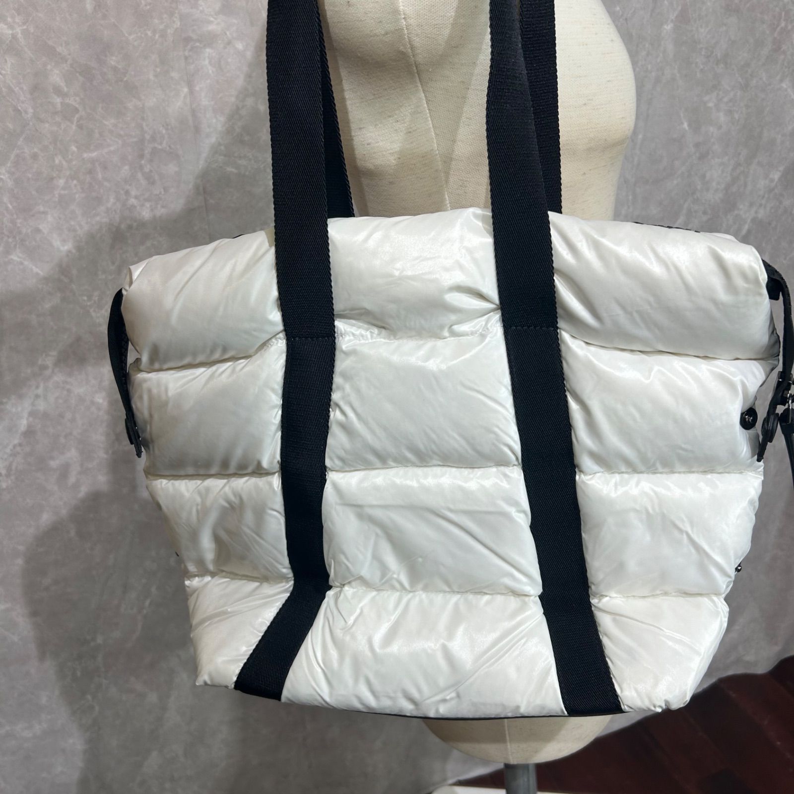 【ほぼ未使用品】 MONCLER ホワイト ダウン トートバッグ MONCLER モンクレール ダウントートバッグ刺繍ロゴ白 ホワイト