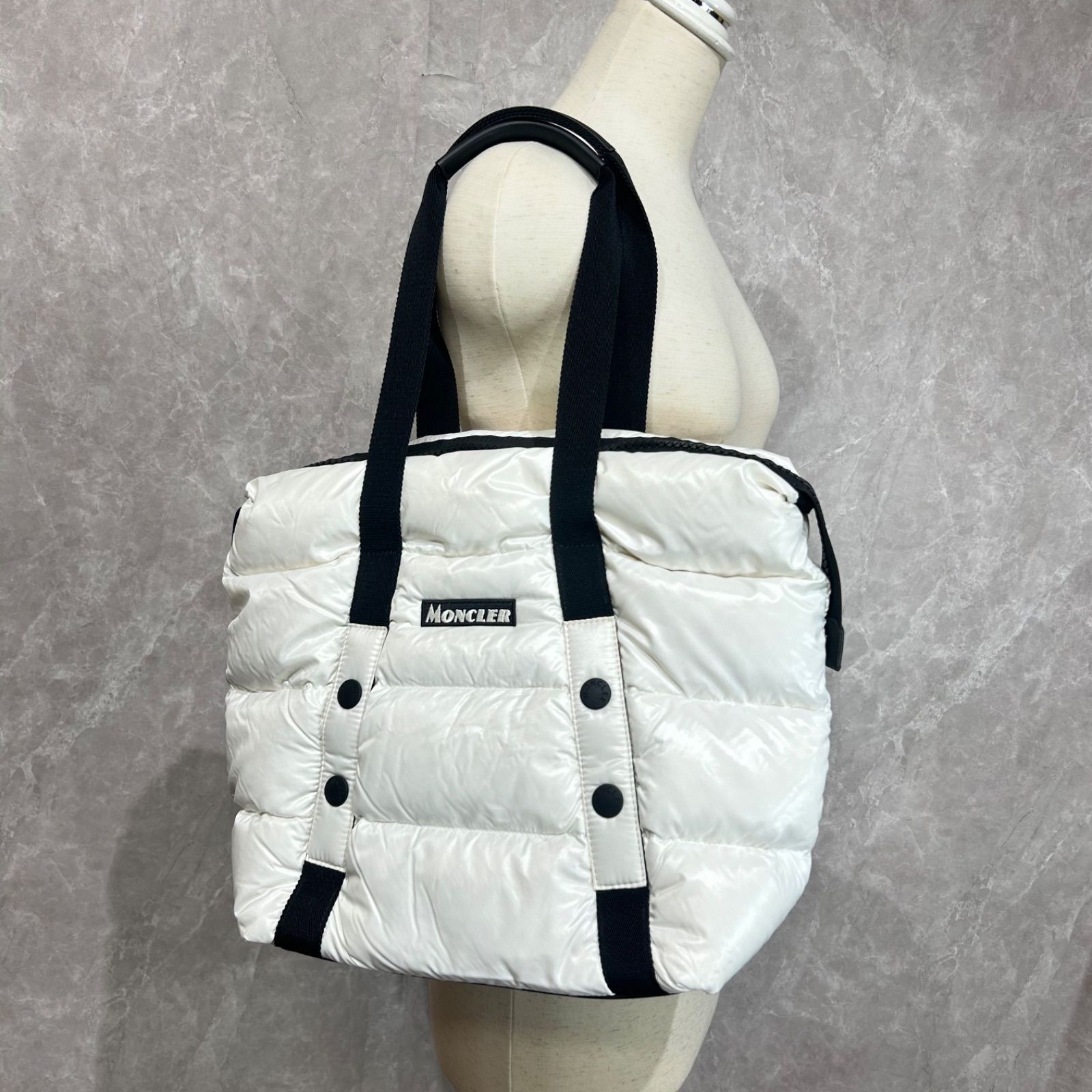 【ほぼ未使用品】 MONCLER ホワイト ダウン トートバッグ MONCLER モンクレール ダウントートバッグ刺繍ロゴ白 ホワイト