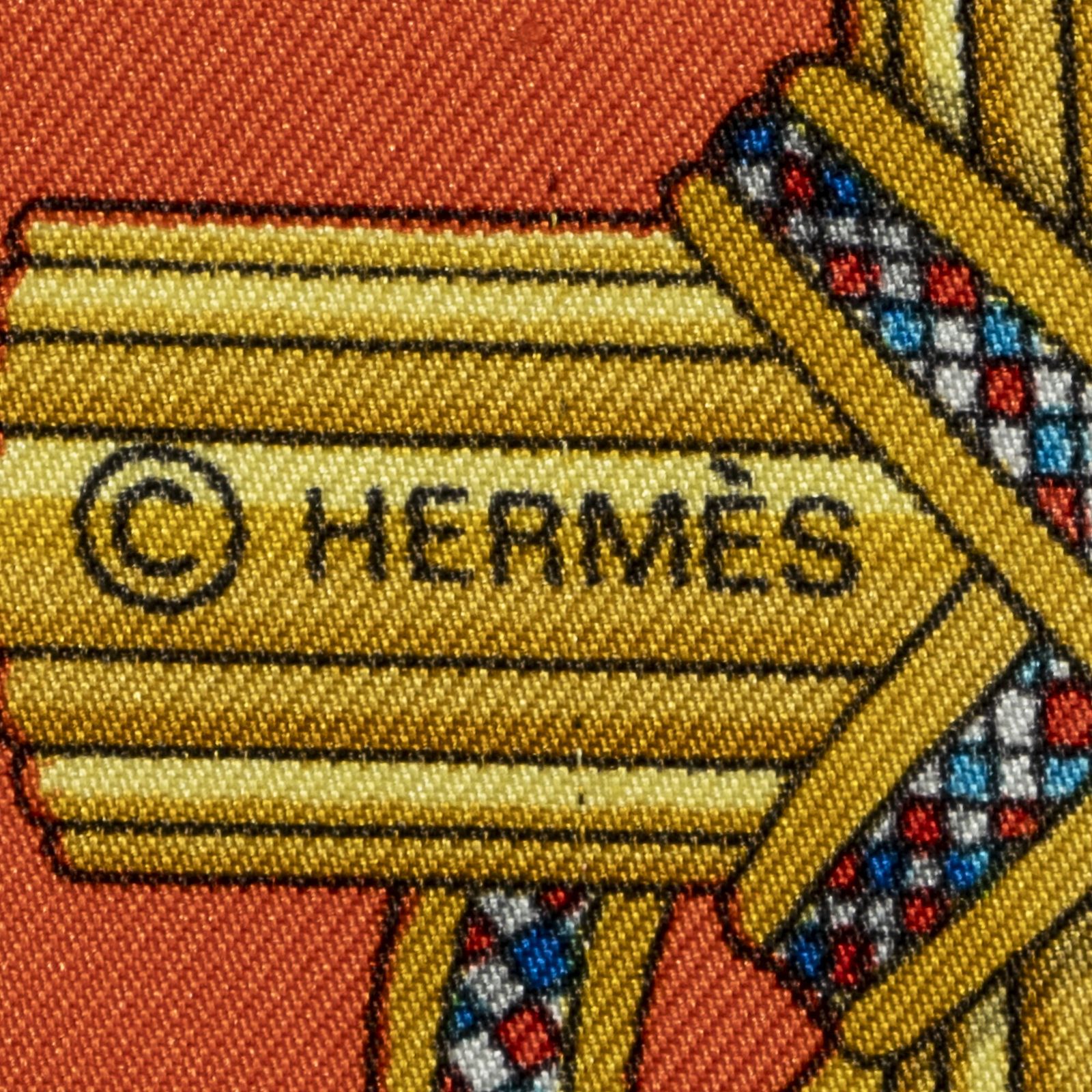  HERMES エルメススカーフオレンジ 金 白 ツイルシルクA その他 小物
