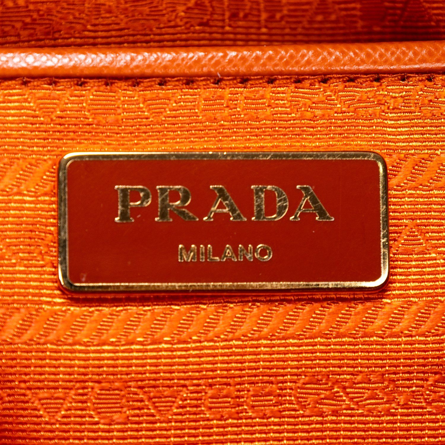 プラダガレリアオレンジサフィアーノレザーA
