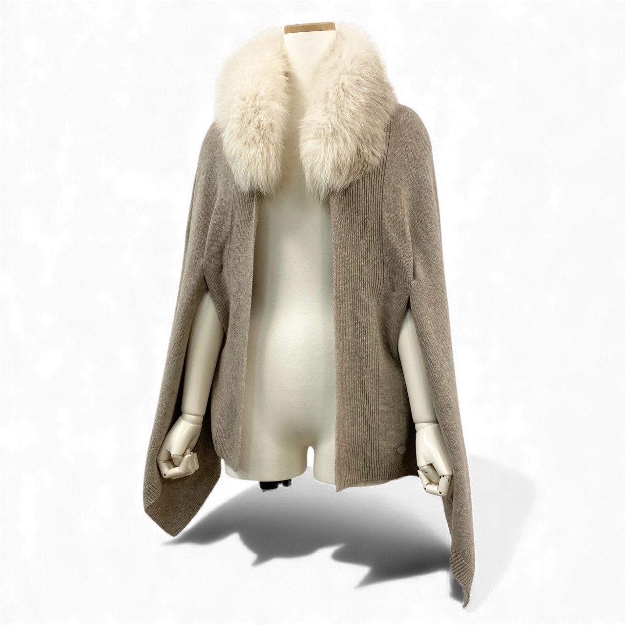 5 L 17 FOXEY フォクシー ニットセーター フーディー ポンチョ ファー ロゴプレート トップス アウター ベージュ レディースk 02 i