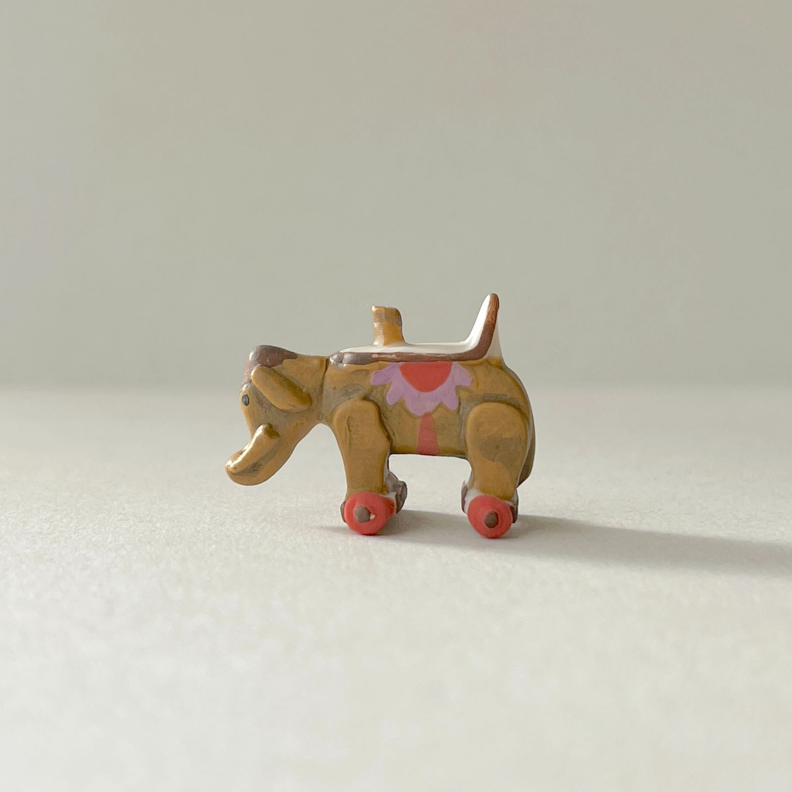 フェーヴ 車輪付きのゾウのおもちゃ フランス フェーブ ミニチュア陶器