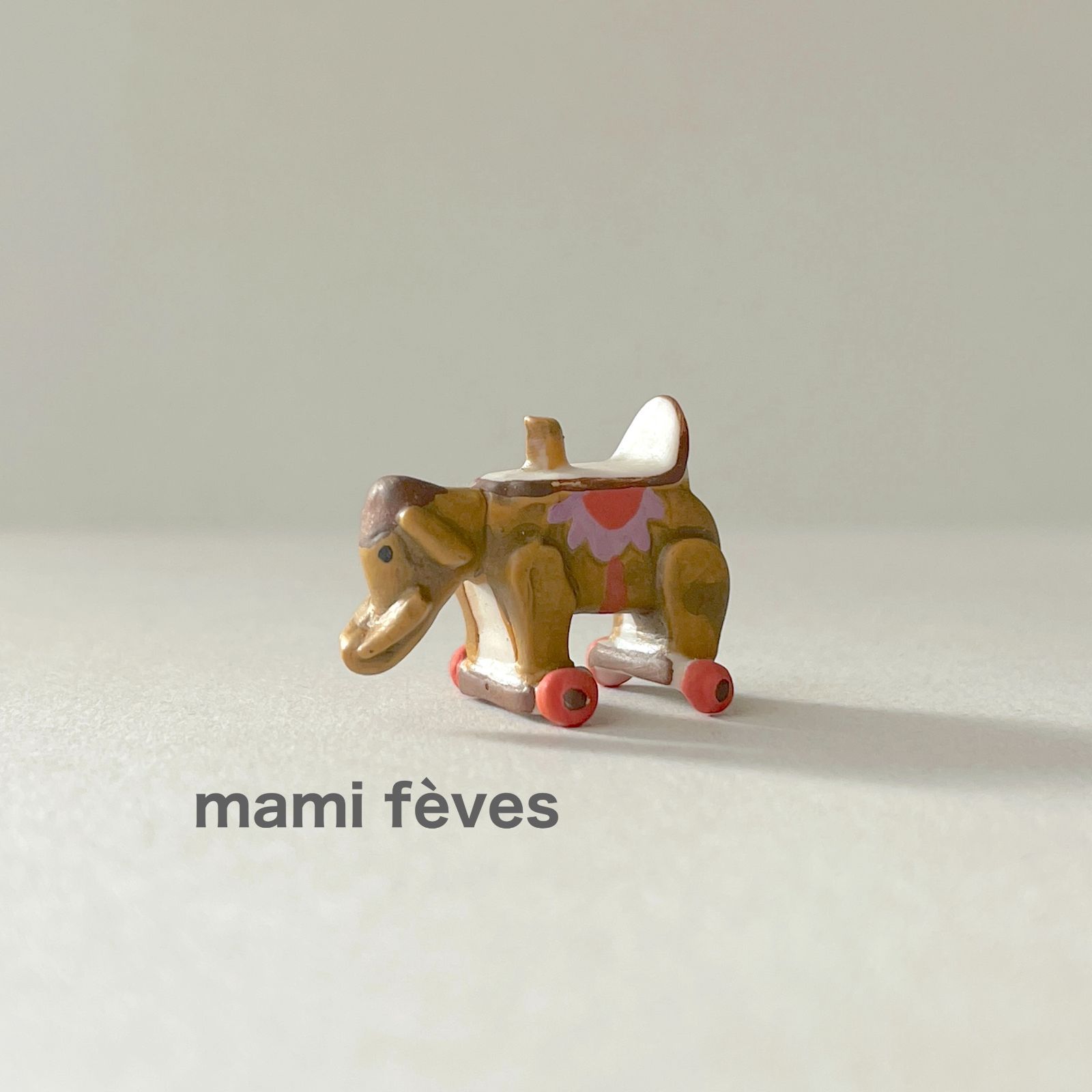 フェーヴ 車輪付きのゾウのおもちゃ フランス フェーブ ミニチュア陶器