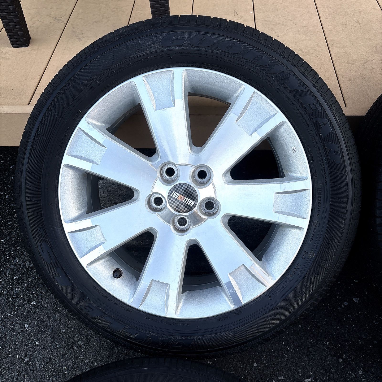 三菱 デリカD 5 ホイールタイヤセット 225 55Ｒ18