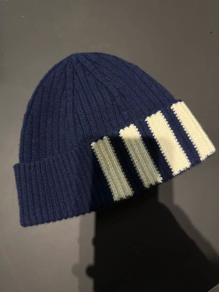 トム ブラウン リブド ストライプ パネル ビーニー