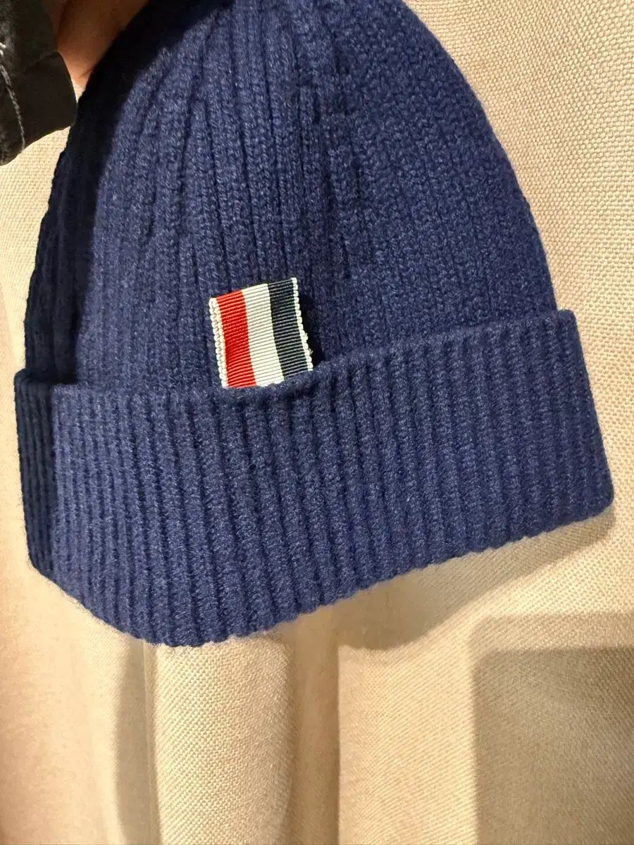 トム ブラウン リブド ストライプ パネル ビーニー