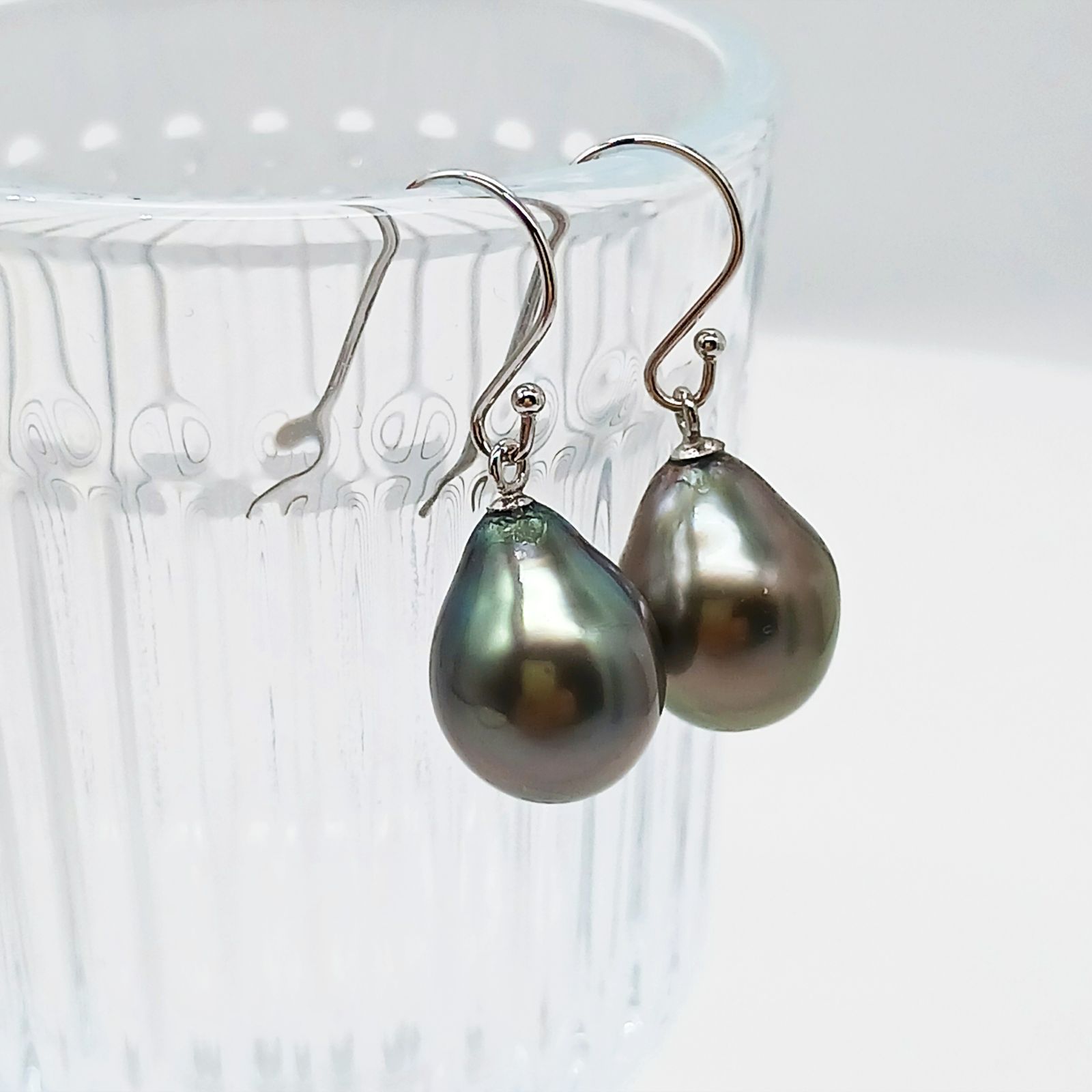 SKパール】SV雫型南洋黒蝶真珠フックピアス・横幅約10、5ミリ・照りの