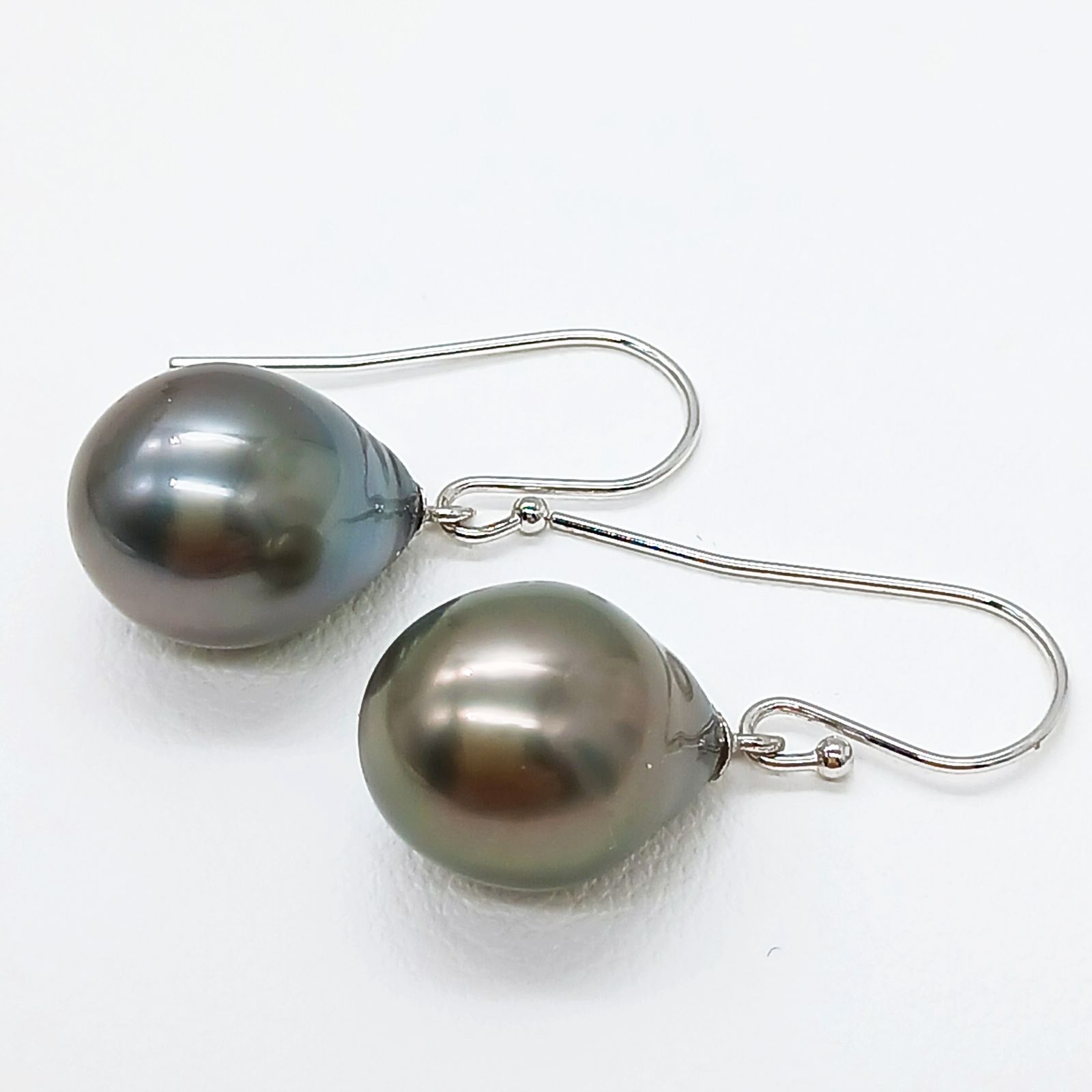 SKパール】SV雫型南洋黒蝶真珠フックピアス・横幅約10、5ミリ・照りの