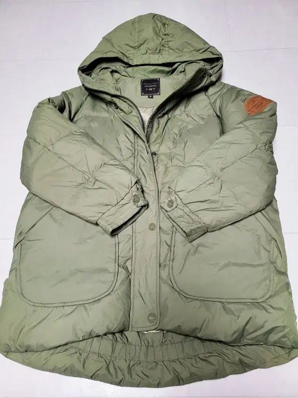 サースデーアイランド ルーズフィット ダウンジャケット 最新 オリーブ