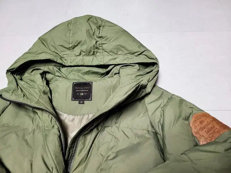 サースデーアイランド ルーズフィット ダウンジャケット 最新 オリーブ