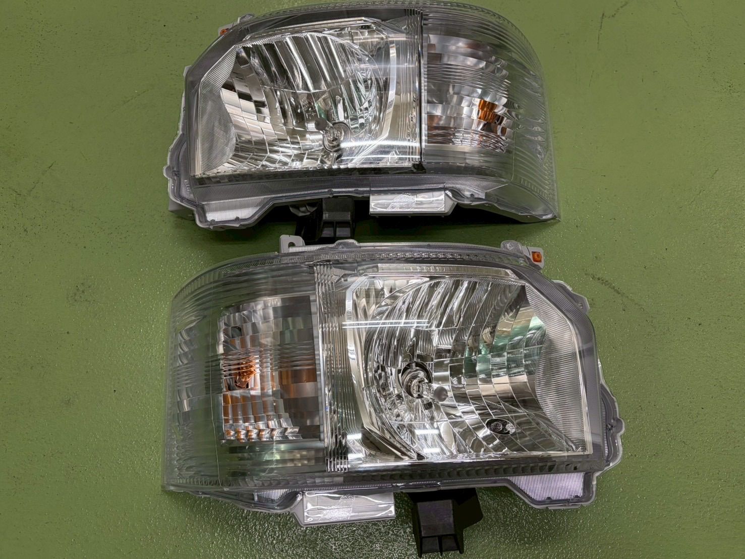 2512-12-02 トヨタ ハイエース ヘッドライト 左右 左右セット KOITO 26