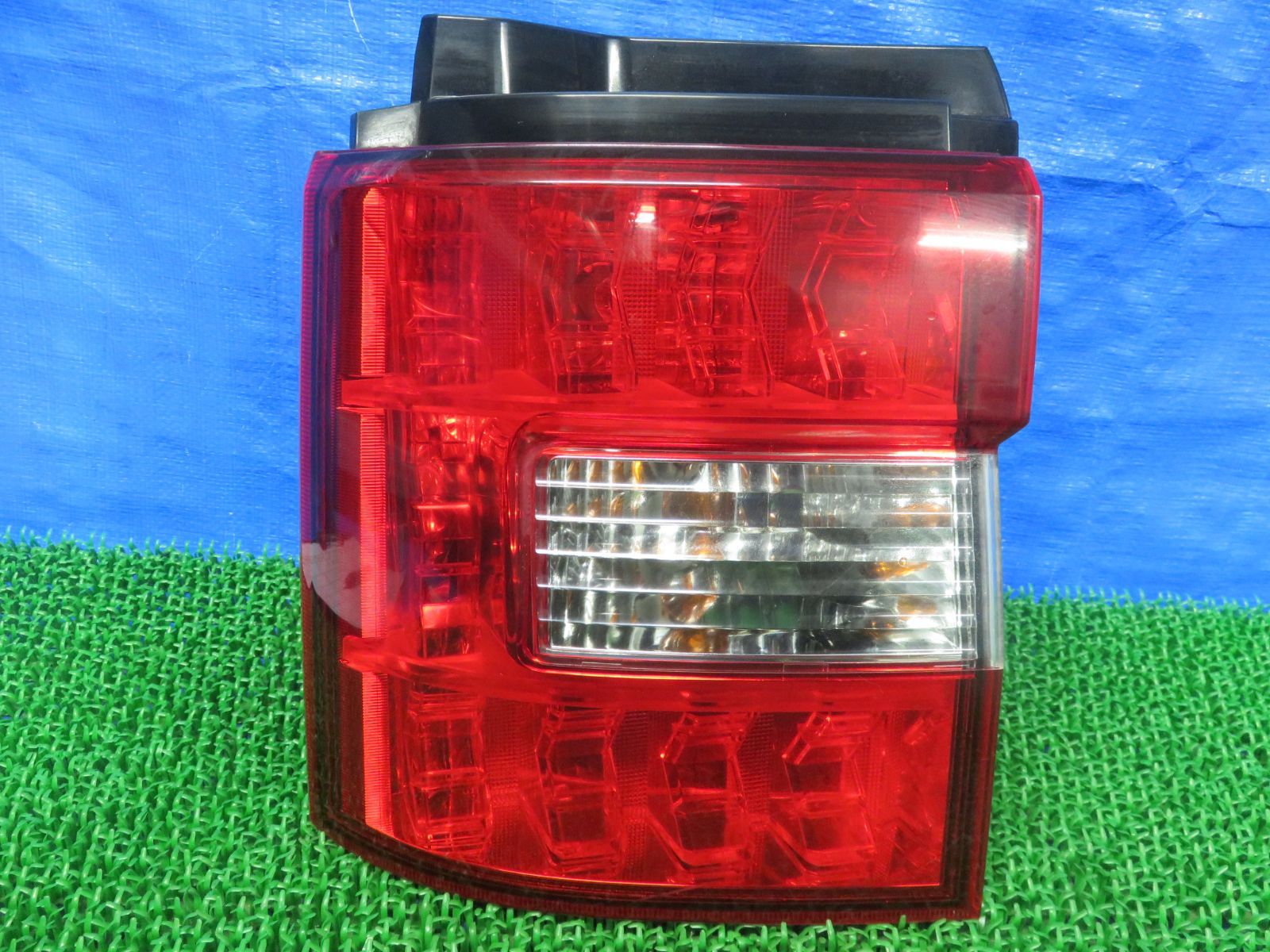 デリカ D5 CV5W CV2W CV4W 純正テールランプ 左右セット デリカ D5 CV5W CV2W CV4W 純正テールランプ 左右セット