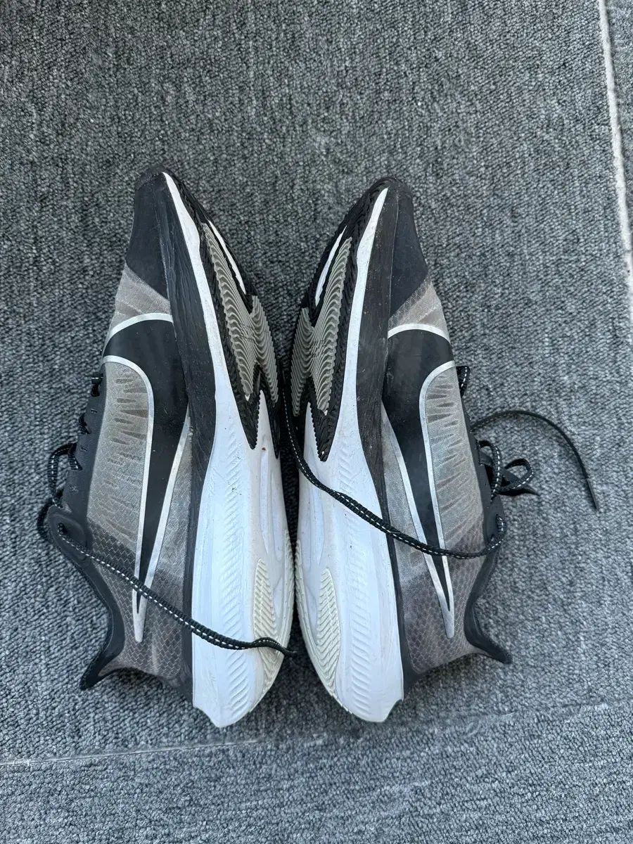 ナイキ ズーム グレイビティ 黒白 BQ 3203-002