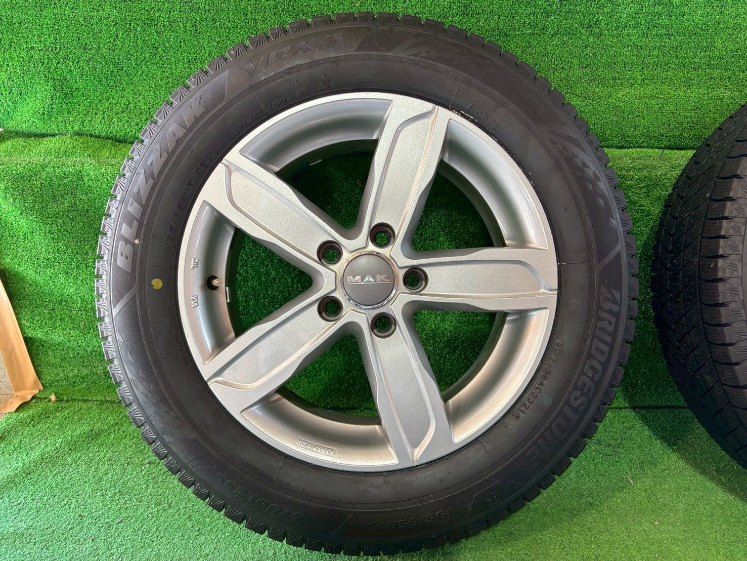 アウディ A 3スポーツバック 8 VCXS スタッドレスタイヤホイールセット 195 65 R 16 み