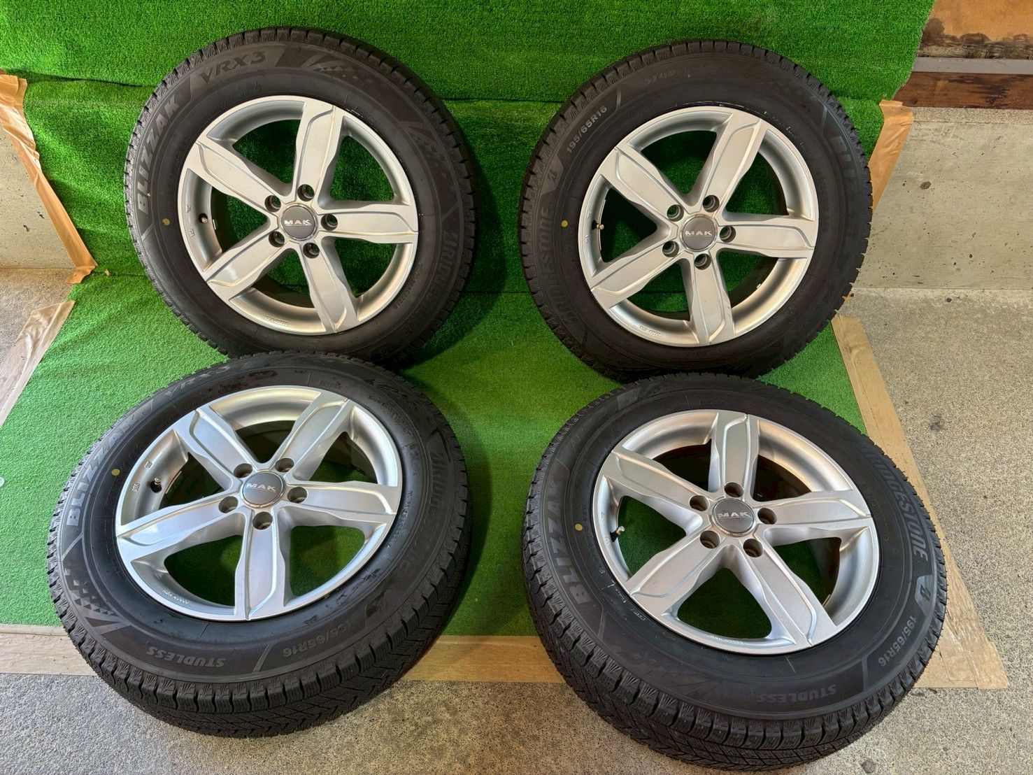 アウディ A 3スポーツバック 8 VCXS スタッドレスタイヤホイールセット 195 65 R 16 み