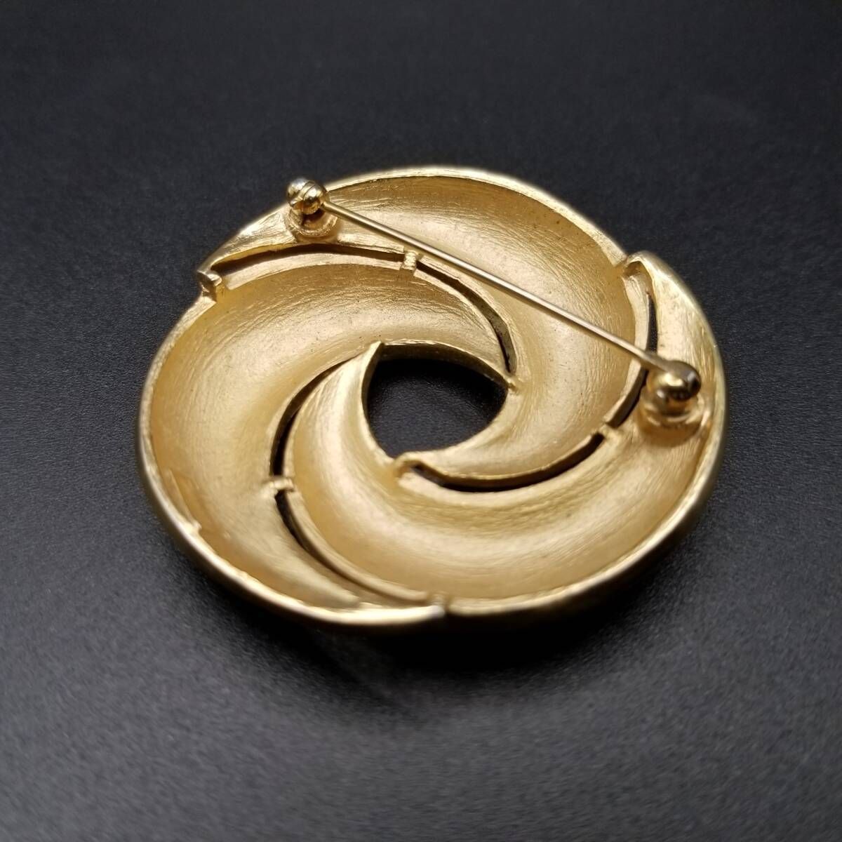 50'60's Crown Trifari トリコロールカラー 渦 ラウンドフレーム