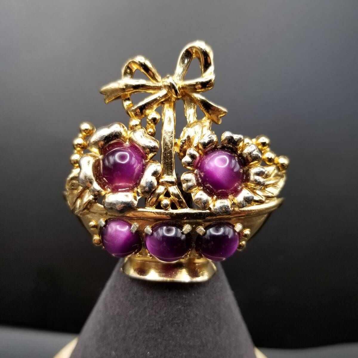 40 s Coro フラワーバスケット 紫ガラス ラウンド カボション ヴィンテージ ブローチ ゴールドトーン 大ぶり アールヌーヴォー Y 17 L