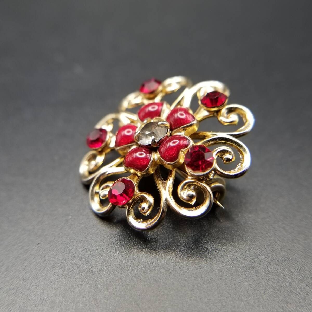 50 s Coro フィリグリー 赤い花 クラシカル ヴィンテージ ブローチ ゴールドトーン 小ぶり エレガント コスチュームジュエリー Y 17-R
