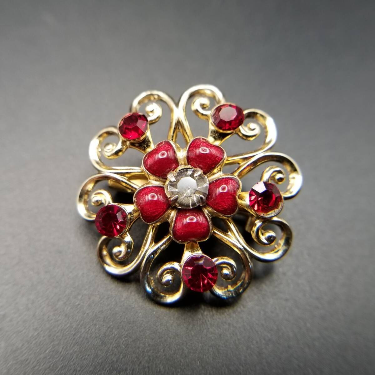 50 s Coro フィリグリー 赤い花 クラシカル ヴィンテージ ブローチ ゴールドトーン 小ぶり エレガント コスチュームジュエリー Y 17 R