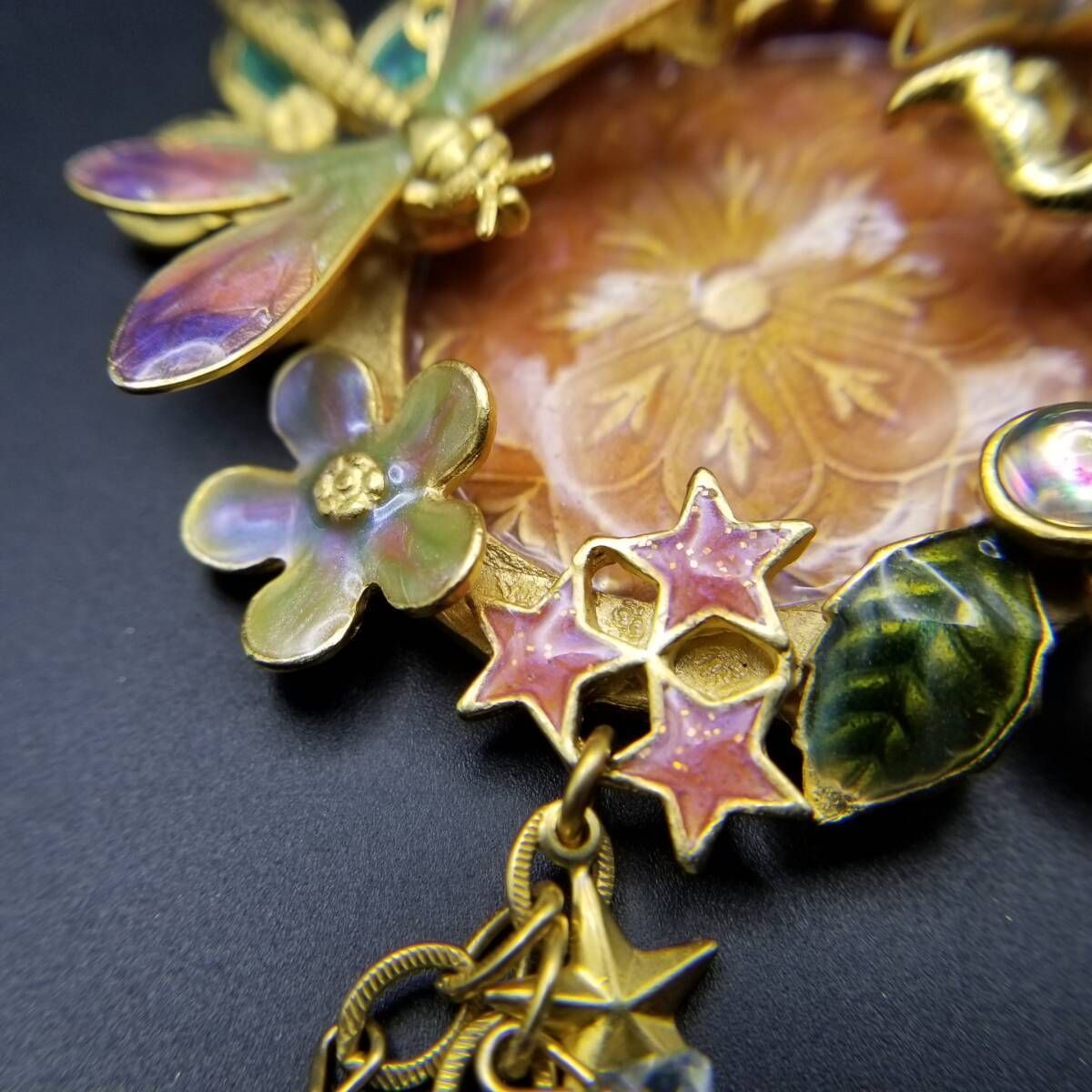 FOLLY 花畑とトンボ