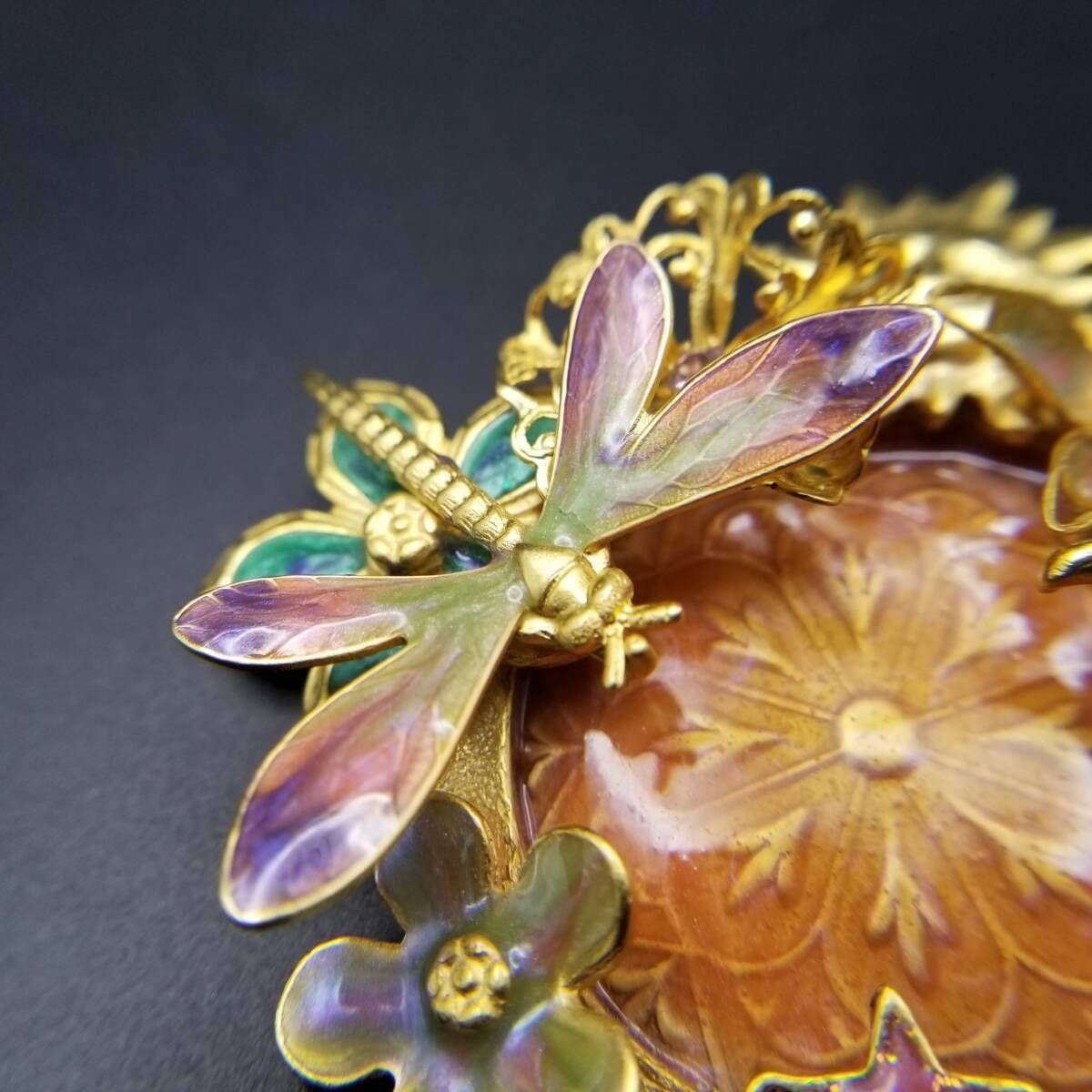 KIRKS FOLLY 花畑とトンボ 天使 ヴィンテージ ブローチ Fairy Wishing Pool 大ぶり 立体アート エナメル装飾 ナチュラル 自然派 Y 17-S ナチュラルコーデ 着心地重視