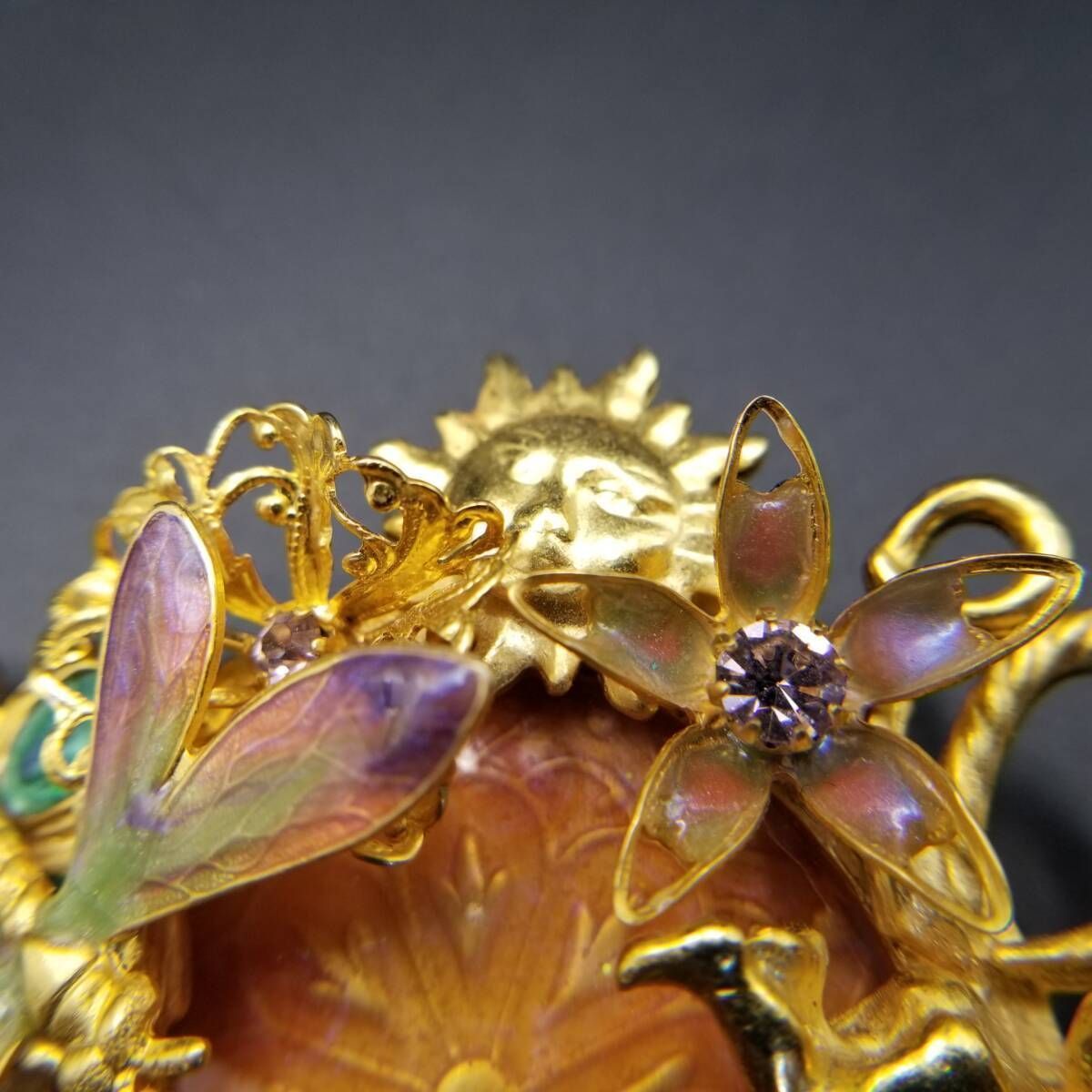 KIRKS FOLLY 花畑とトンボ 天使 ヴィンテージ ブローチ Fairy Wishing Pool 大ぶり 立体アート エナメル装飾 ナチュラル 自然派 Y 17-S