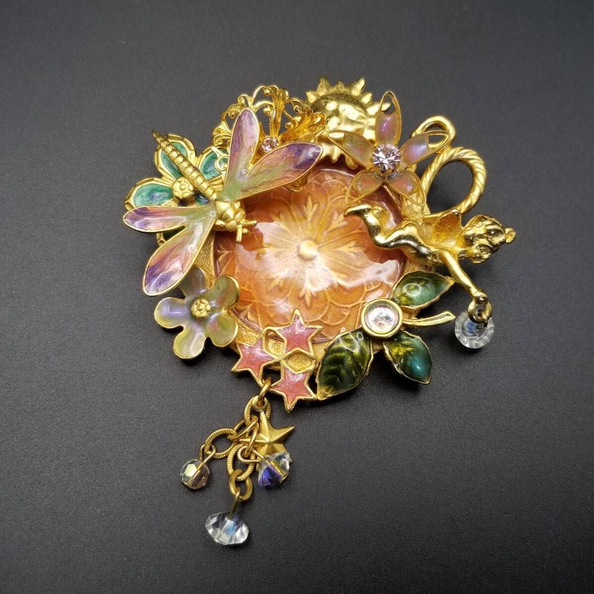 KIRKS FOLLY 花畑とトンボ 天使 ヴィンテージ ブローチ Fairy Wishing Pool 大ぶり 立体アート エナメル装飾 ナチュラル 自然派 Y 17-S