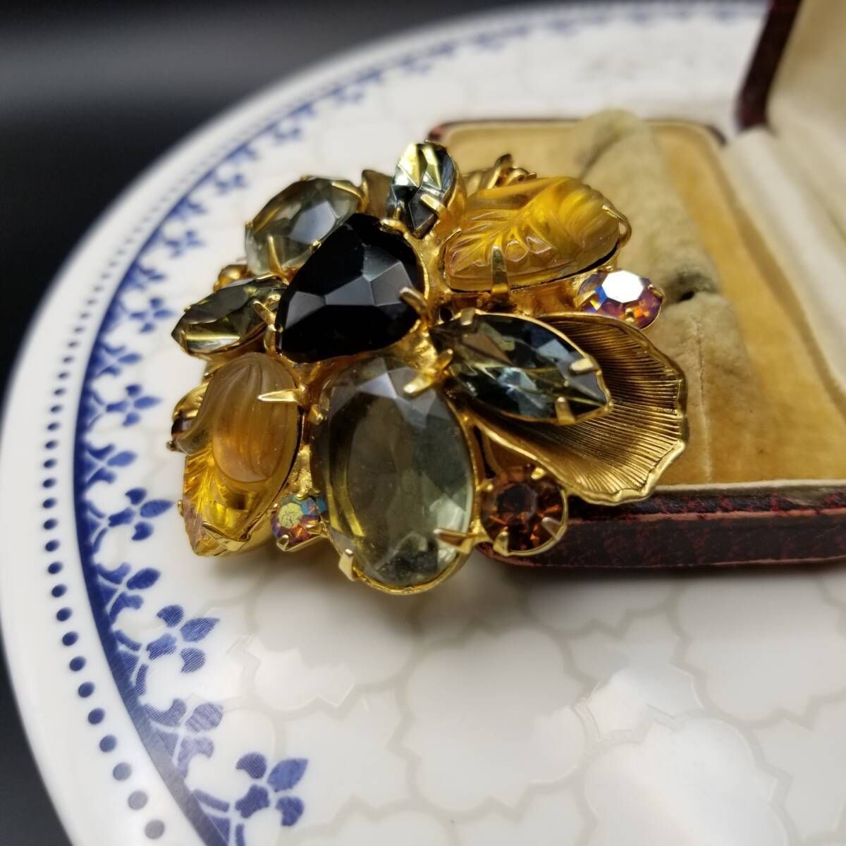 HATTIE 透かしガラス フローラル ヴィンテージ ブローチ フラワー 植物 モチーフ大ぶり ラインストーン ゴールドトーン Y 17-T