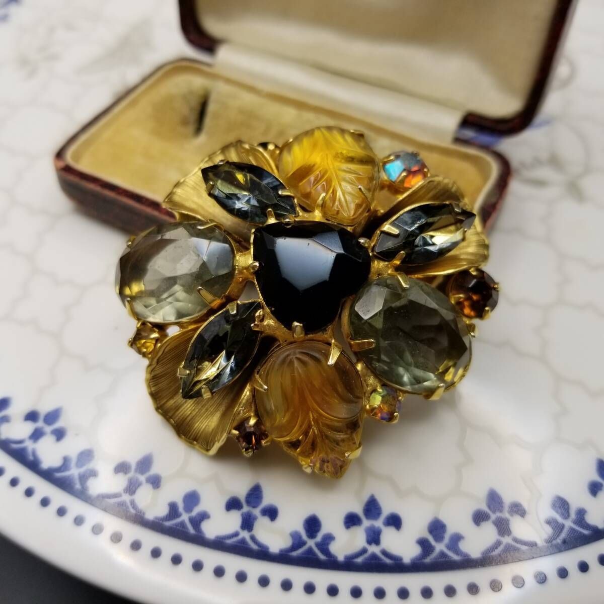 HATTIE 透かしガラス フローラル ヴィンテージ ブローチ フラワー 植物 モチーフ大ぶり ラインストーン ゴールドトーン Y 17 T