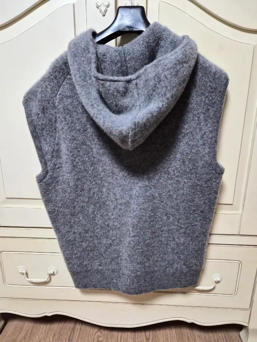 the CASHMERE 厚手ニットベスト