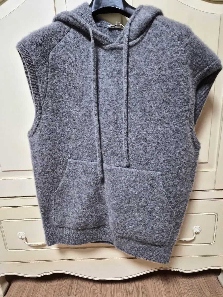 the CASHMERE 厚手ニットベスト