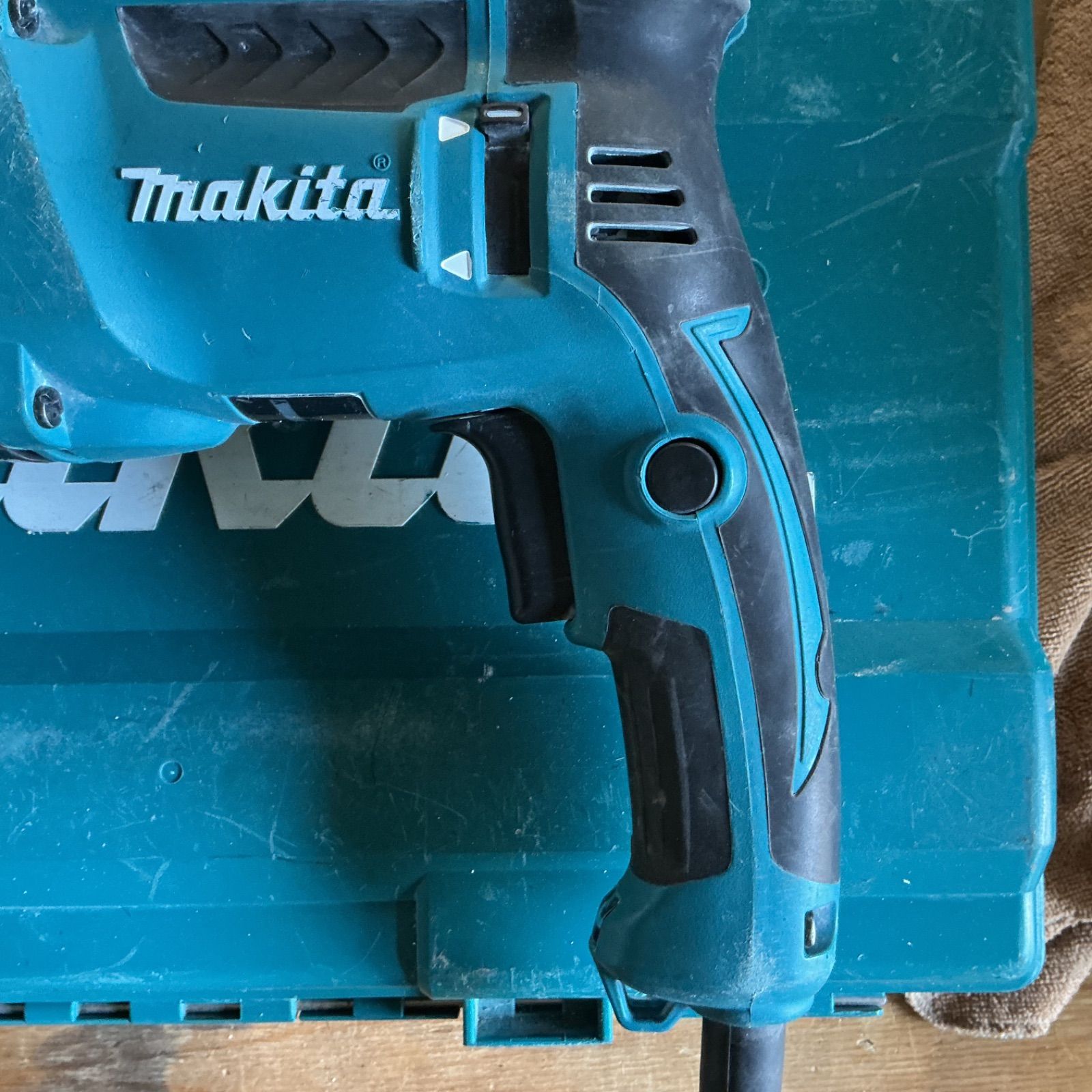  マキタハンマードリル HR 2601 F 26 mm AVT インボイス対応領収書発行OK 平日のみ発送 値引交渉NG 電動ハンマードリル ドリル ドライバー レンチ