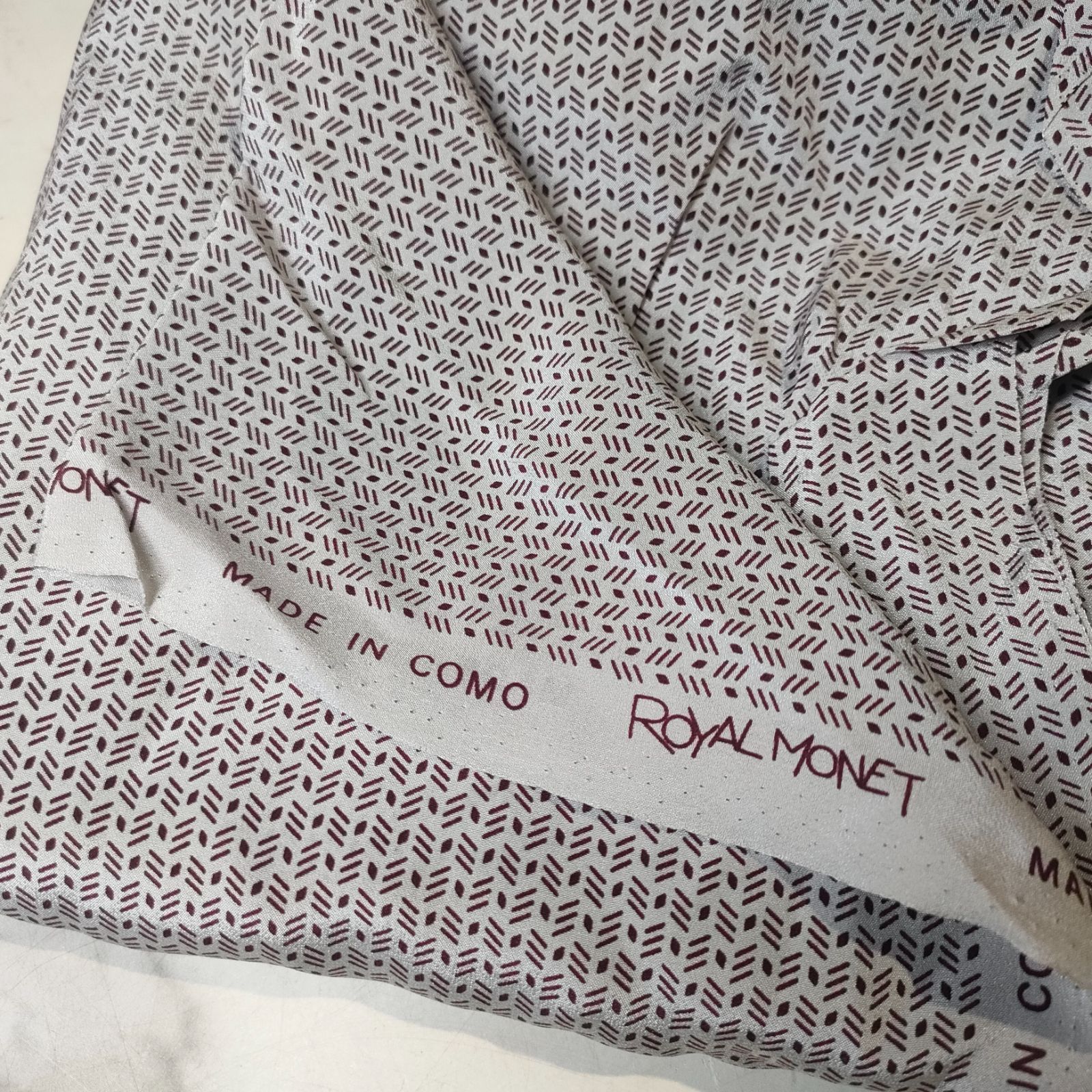 23【タグ付き】シルク 100％ 生地 布 イタリー製 トノムラ 外村  模様 90144 ホワイト 茶色 アンティーク  Vintage 古布  模様 80s 90s 骨董 布 リメイク 手作り ファブリック インテリア プリント 昭