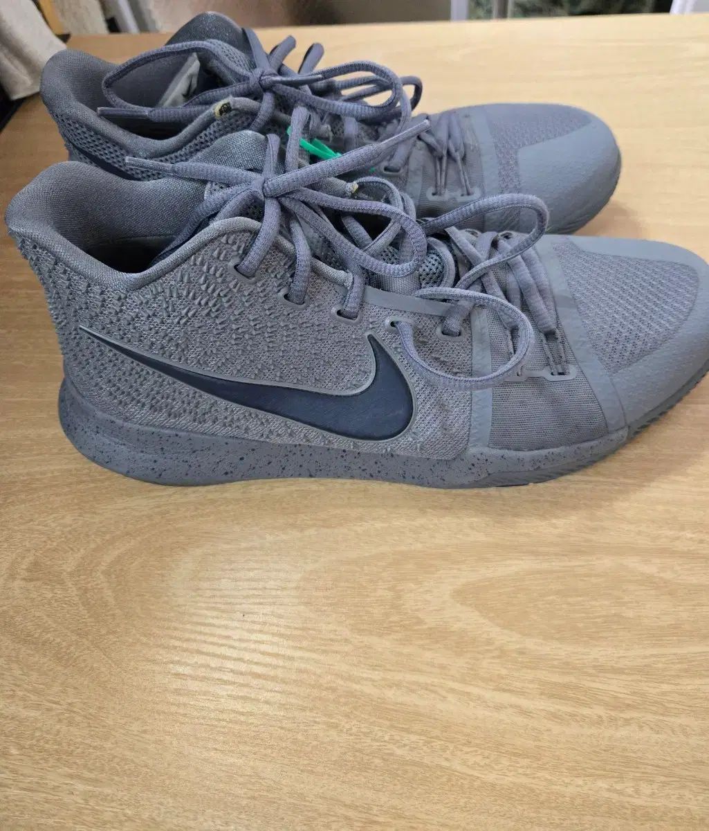 ナイキ カイリー アービング バスケシューズ グレー