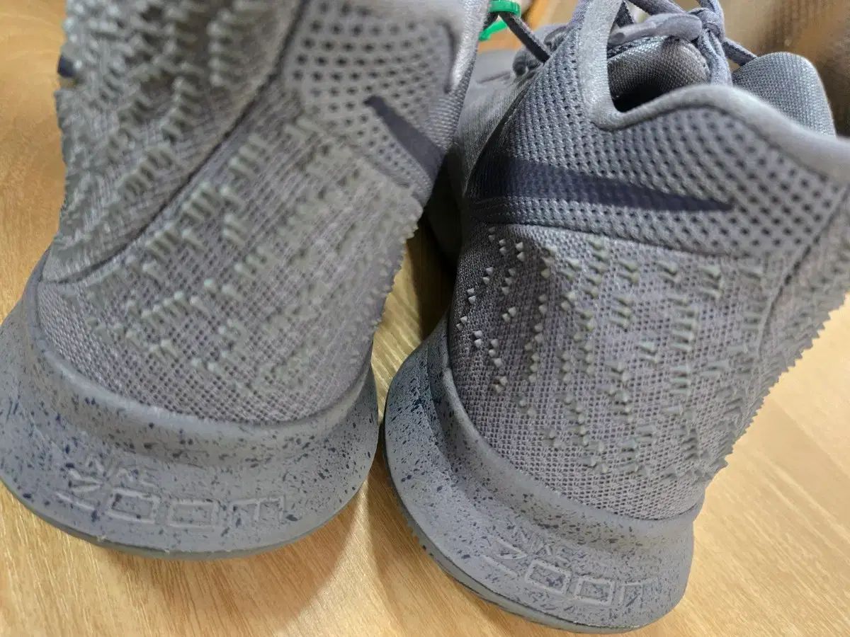 ナイキ カイリー アービング バスケシューズ グレー