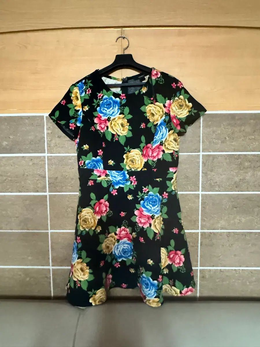 FOREVER 21 ブラック フラワー パータン ONE PIECE