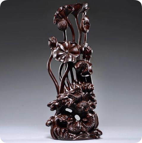 濃い茶色の木製蓮と魚の彫刻で 伝統的なデザインが魅力的な装飾品です