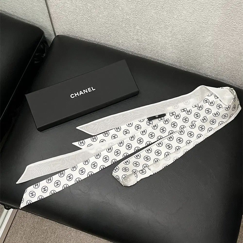 シャネル シルク スリム プチ スカーフ CC ロゴ 白