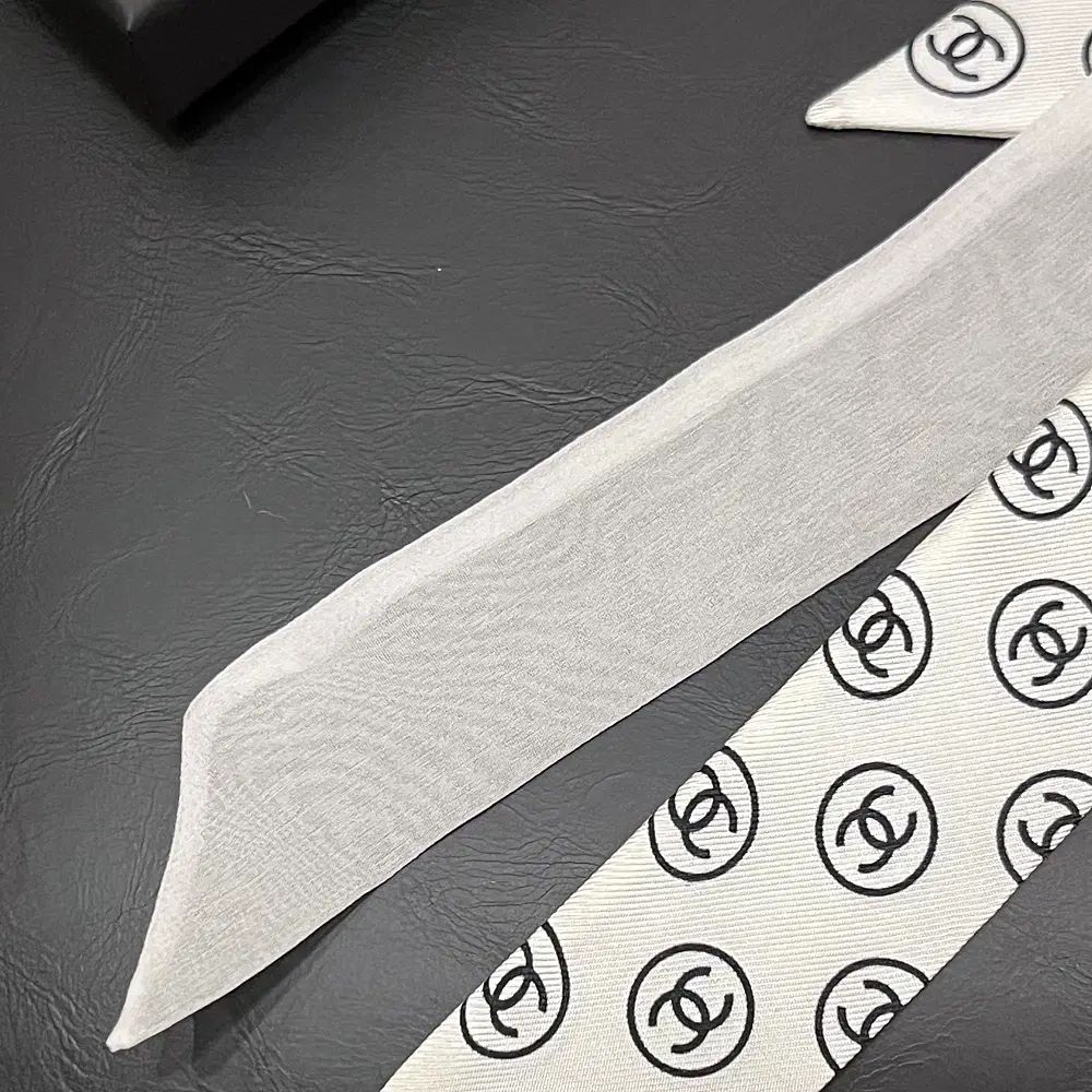 シャネル シルク スリム プチ スカーフ CC ロゴ 白