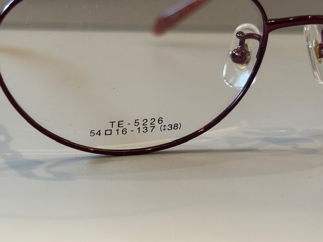  店頭引き上げ品 TECHNOS テクノス メガネフレーム です メガネ アイウェア ラウンド チタン チタニウム フレーム めがね 眼鏡 おしゃれ 大人 軽い 赤 レッド 軽量 メガネ 小物