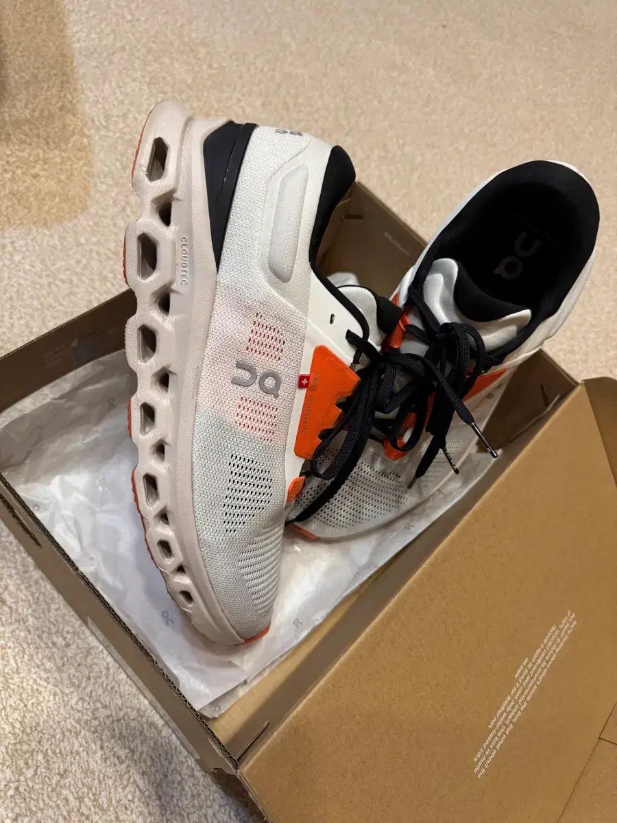 オンランニング クラウドストラウス3 ランニングシューズ