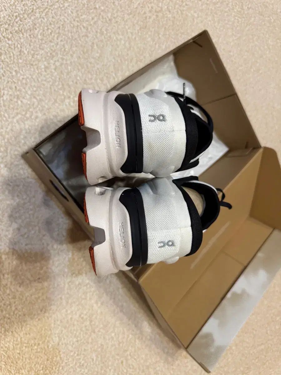 オンランニング クラウドストラウス3